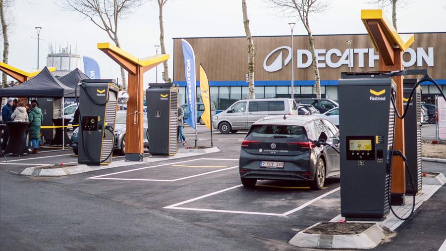Fastned opent eerste snellaadstation in samenwerking met Decathlon in Kortrijk
