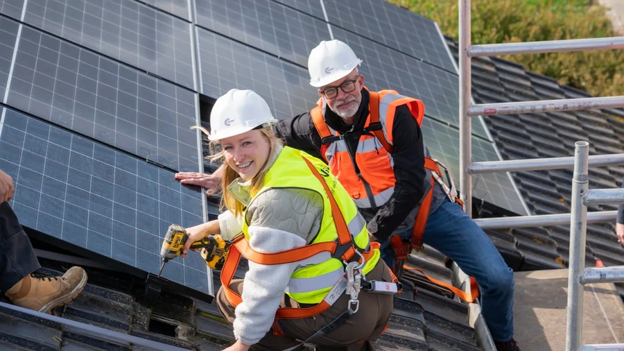 Minister Depraetere huldigt zonnepanelen in op sociale woningen in Poperinge