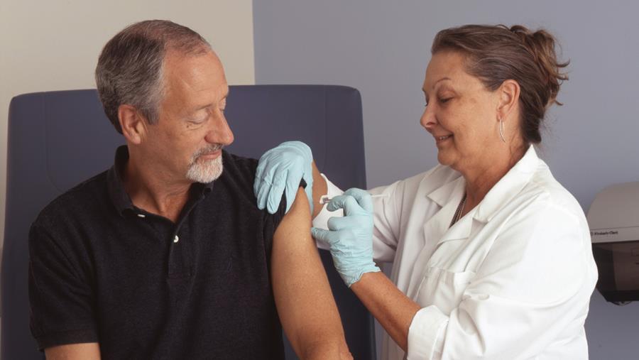 Het RSV-seizoen nadert: welke volwassenen moeten als eerste worden gevaccineerd?